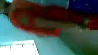 مراهقات في البيكيني يتبادلن الجنس الفموي والشرجي في المسبح