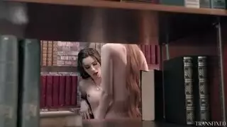 فيلم إكس نسوي: سيدات ناضجات في مشاهد سحاقية جافة